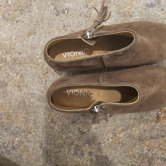 Vionic Serena Brown Suede Booties Size 6
Heels height - 1 3/4" - Picture 3 of 7